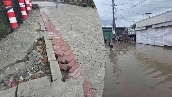 সড়ক নির্মাণে পুকুরচুরি ; এক মাসেই ৫০ লাখ টাকার সড়কে ধস