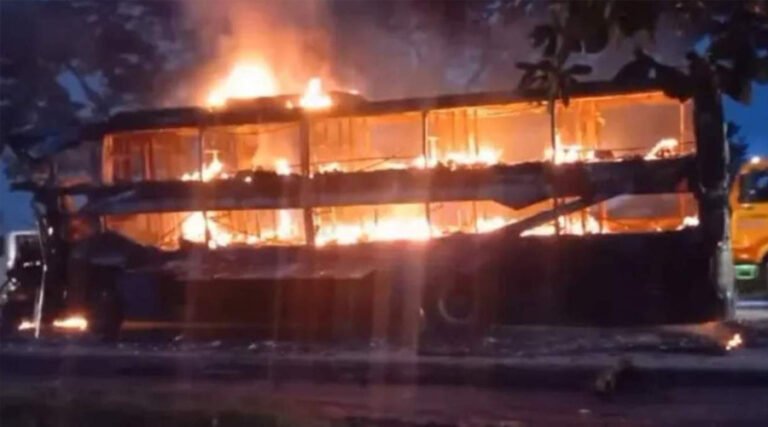 কক্সবাজার থেকে ঢাকাগামী বাসে ভয়াবহ অগ্নিকাণ্ড: জানালার কাচ ভেঙে ৩০ যাত্রী উদ্ধার