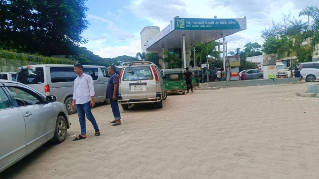 ২৭ ঘণ্টা অপেক্ষা, তবুও গ্যাস নেই: পাম্পেই রাত কাটাচ্ছেন চালকেরা
