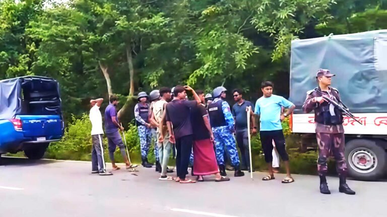 টেকনাফে দিনেদুপুরে দুর্ধর্ষ ডাকাতি; গুলি ছুড়ে বিকাশকর্মীর ৫৭ লাখ টাকা ছিনতাই