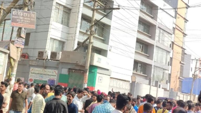 পোশাকশিল্পে ধ্বস: আশুলিয়ায় ৫৬৫ শ্রমিক ছাঁটাই; শ্রমিকদের ক্ষোভ