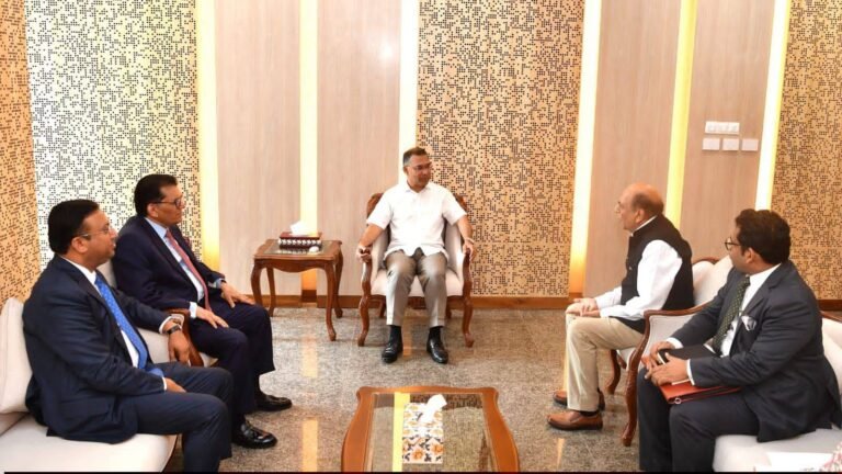 প্রধানমন্ত্রীর তারেক রহমানের সঙ্গে ভারতীয় হাইকমিশনার দীনেশ ত্রিবেদীর বৈঠক