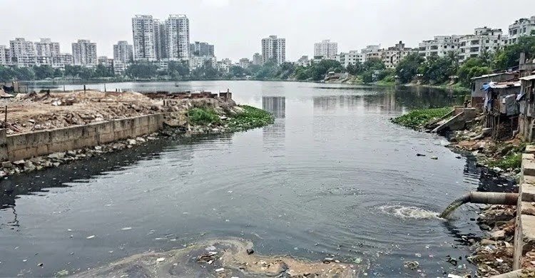 রাজধানীর অভিজাত এলাকাতেও ভেঙে পড়েছে বর্জ্য ব্যবস্থাপনা; ২৮২২ ভবনের পয়ঃবর্জ্য সরাসরি লেকে