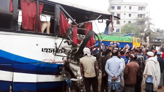 বগুড়ায় নিয়ন্ত্রণহীন বাসের চাপায় ৬ শ্রমিক নিহত