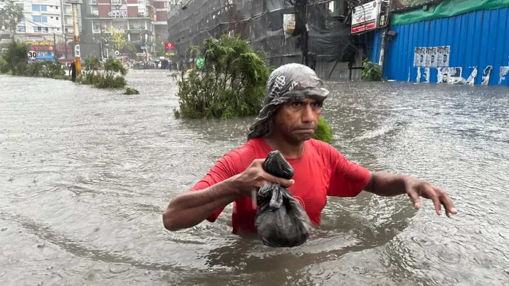 টানা বৃষ্টিতে ফের ডুবল চট্টগ্রাম: জলাবদ্ধতা নিরসন প্রকল্প অকার্যকারি