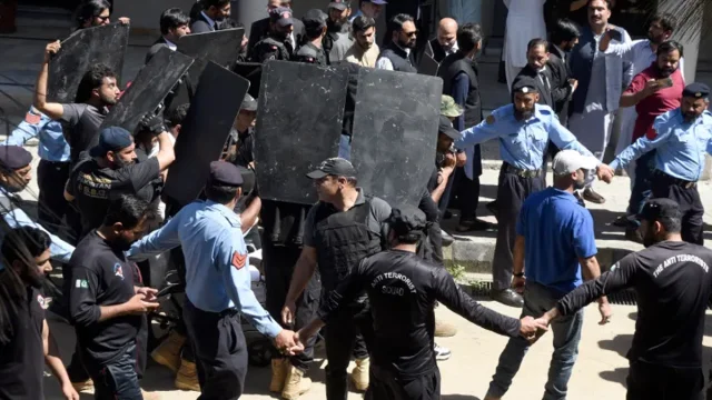 ইসলামবাদে PTI-এর বিক্ষোভ পিছোতেই বাড়ল খরচের ধাক্কা!